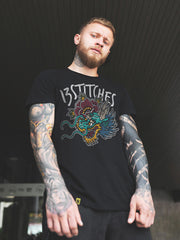 13stitches, dragon, tattooed man wearing black shirt with dragon tattoo design, Tätowierter mann trägt schwarzes t-shirt mit Drachen Tattoo Motiv