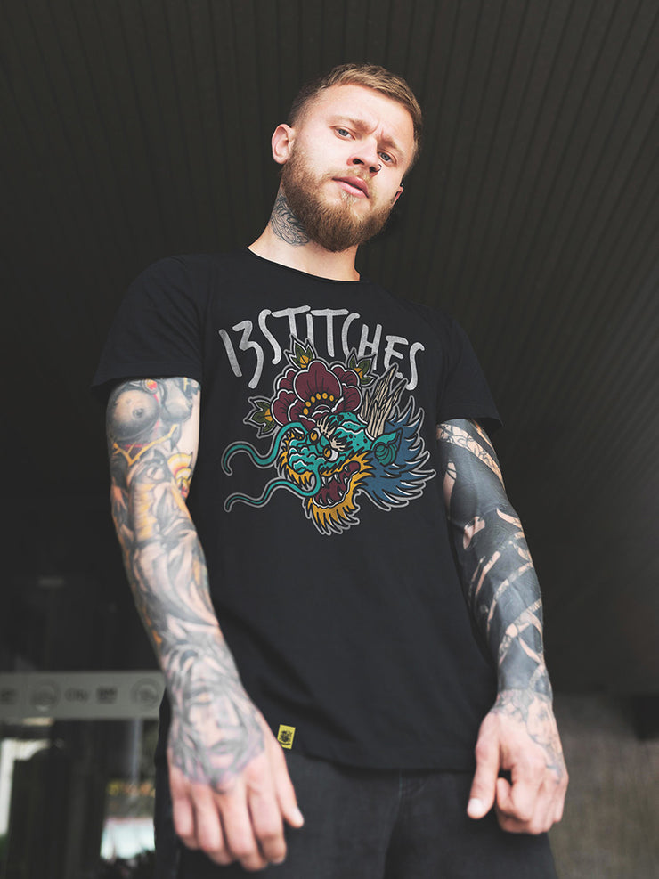 13stitches, dragon, tattooed man wearing black shirt with dragon tattoo design, Tätowierter mann trägt schwarzes t-shirt mit Drachen Tattoo Motiv