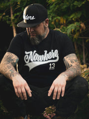 13stitches, nowhere, tattooed man wearing black tshirt with baseball design, taetowierter mann treagt schwarzes shirt mit baseball motiv