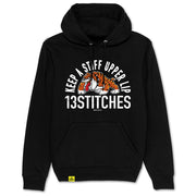 13Stitches Clothing, Stiff Upper Lip, College Hoodie, Bulldogge, Bulldog, schwarzer Kapuzenpullover, black hoodie, schwarz, Pullover, Sweater, Sweatshirt, Kapuzenpulli , Kapu, tattoo design, tattoo clothing, tattoo apparel, tattoo motiv, tätowierung, streetwear, unisex, boys, girls, Damen, Herren, Frauen, Maenner, Fairwear, Bio Baumwolle, vegan, tattoo fashion germany, fashion brand, independent label, Klamotten Marke, alternative fashion