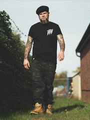 13stitches, perfect, tattooed man wearing black tshirt with perfect streetwear design, taetowierter mann traegt schwarzes t-shirt mit streetwear motiv perfect