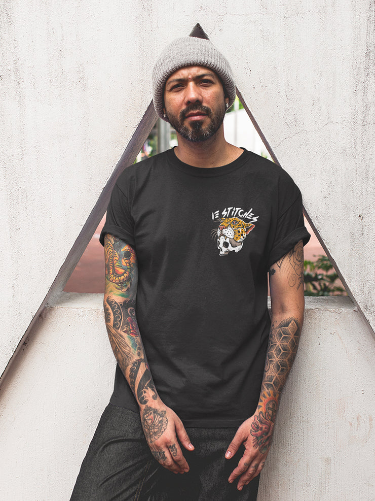 13stitches, stealth, tattooed man wearing black shirt with skull and jaguar tattoo design, Tätowierter mann trägt schwarzes t-shirt mit Totenkopf und Jaguar Tattoo Motiv